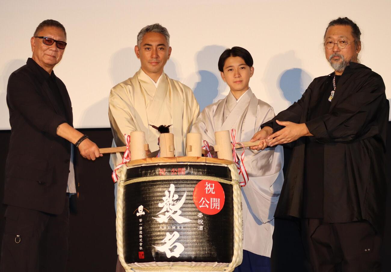 映画「襲名」の初日舞台あいさつに出席した、左から三池崇史監督、市川團十郎、市川新之助、村上隆氏