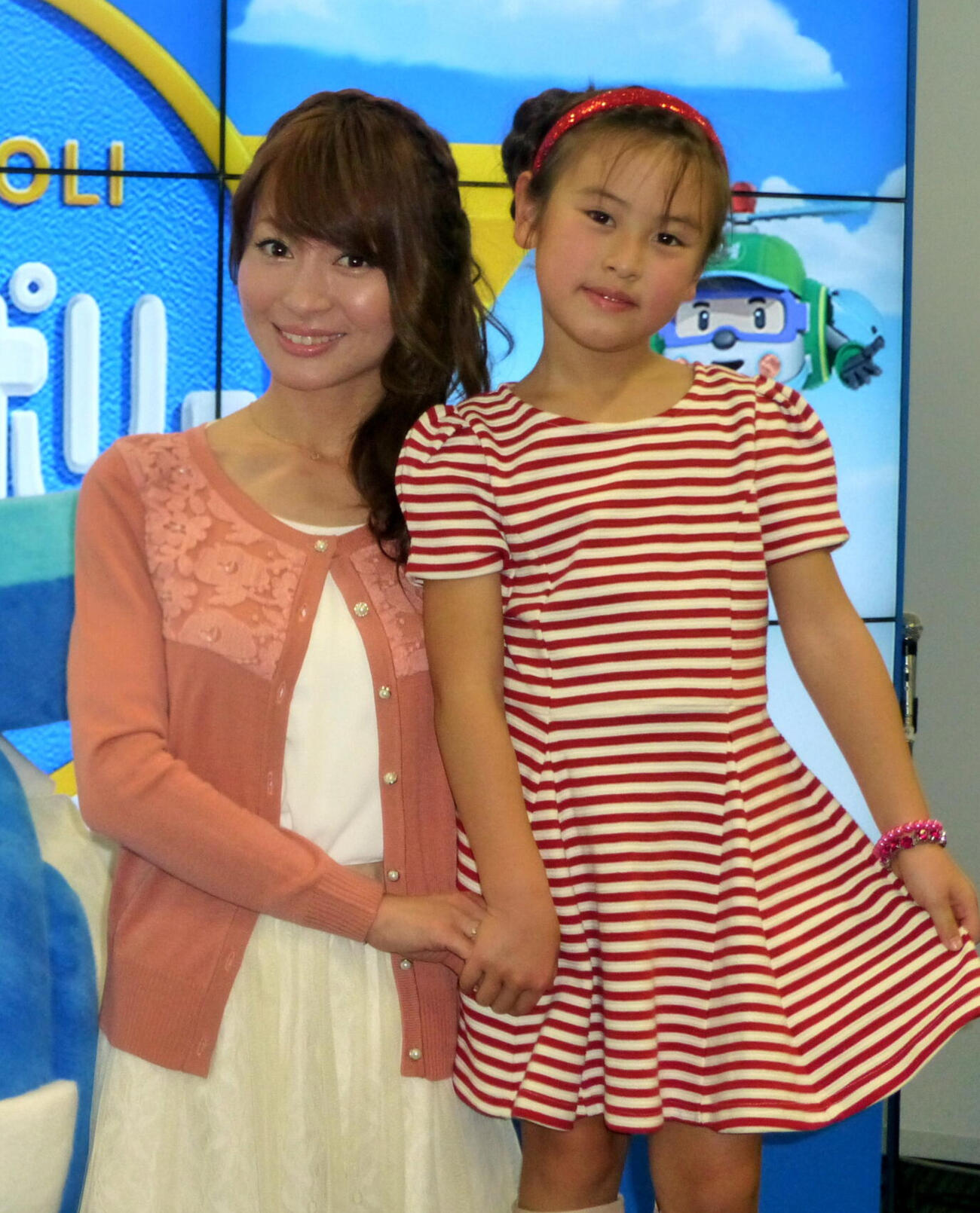 新山千春（左）と娘の新山小春（2013年1月撮影）