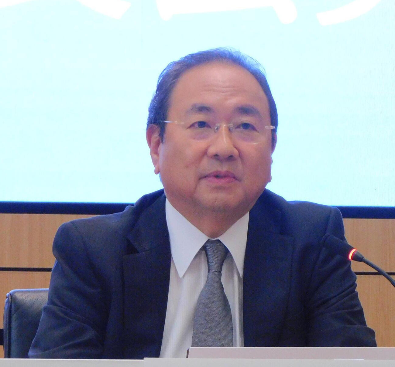 会見を行った清水賢治社長