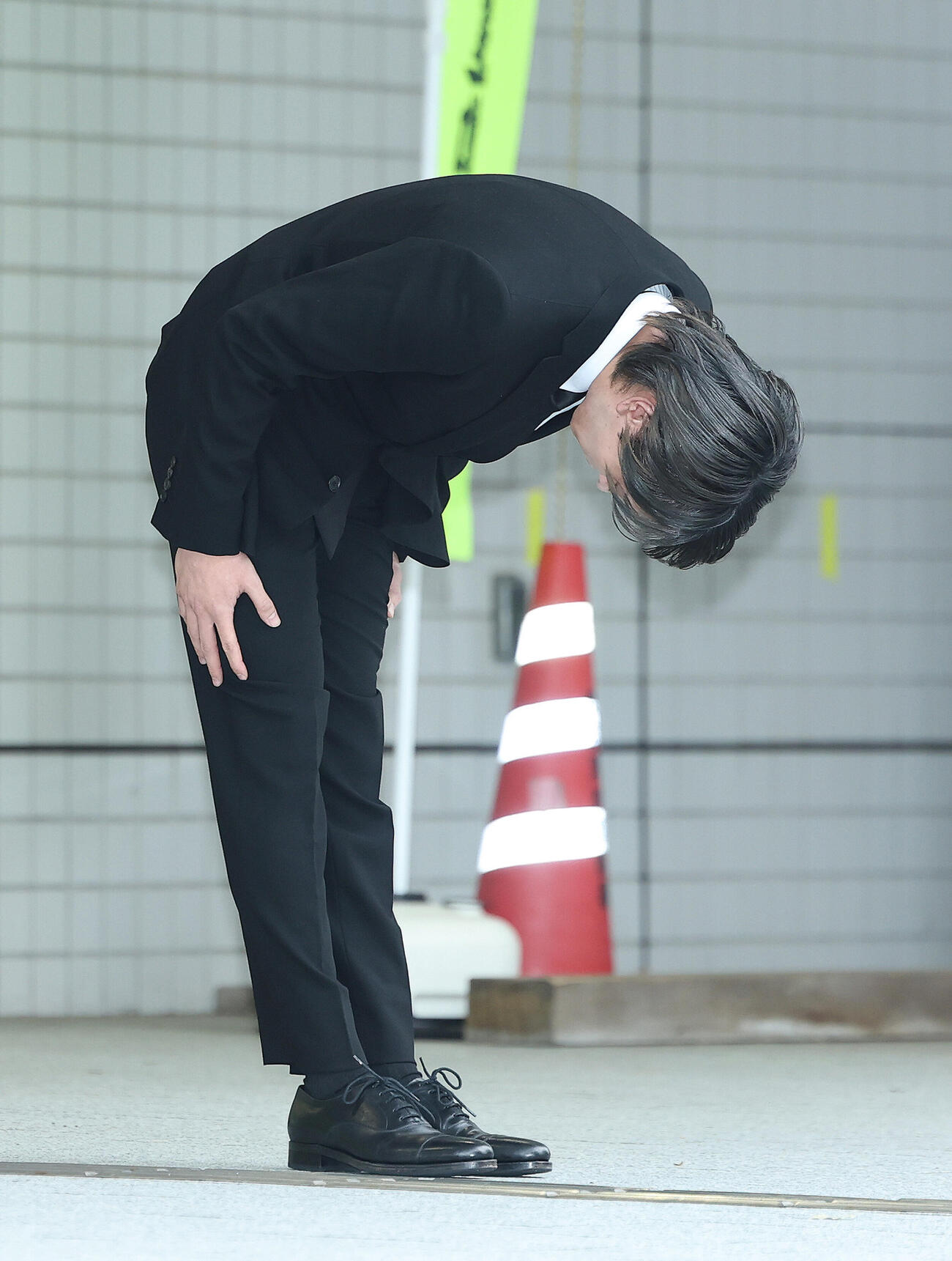深々と頭を下げるtimelesz猪俣周杜（撮影・河田真司）