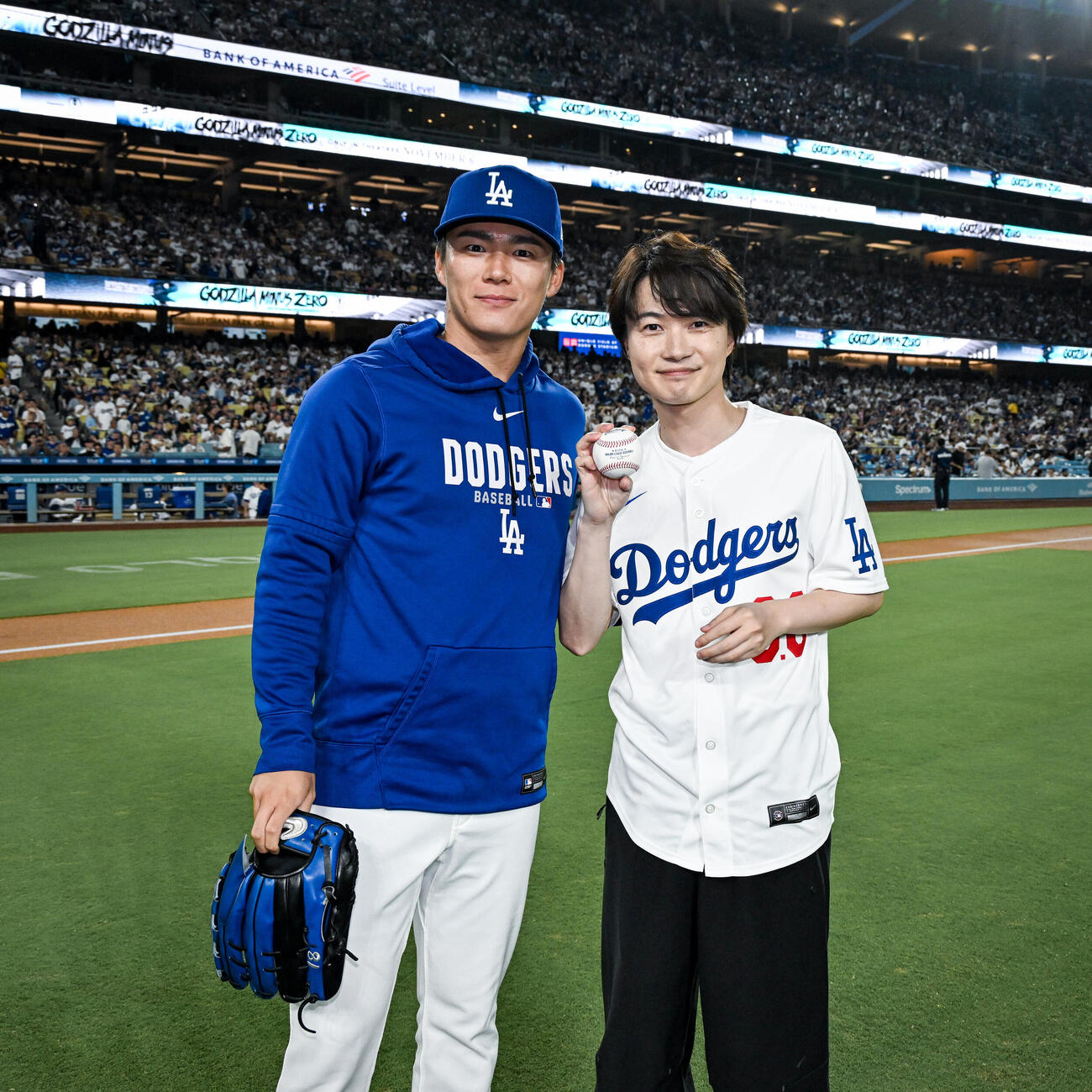 ドジャース－パドレス戦で始球式を務めた神木隆之介（右）と山本由伸（C）2026 Los Angeles Dodgers, LLC