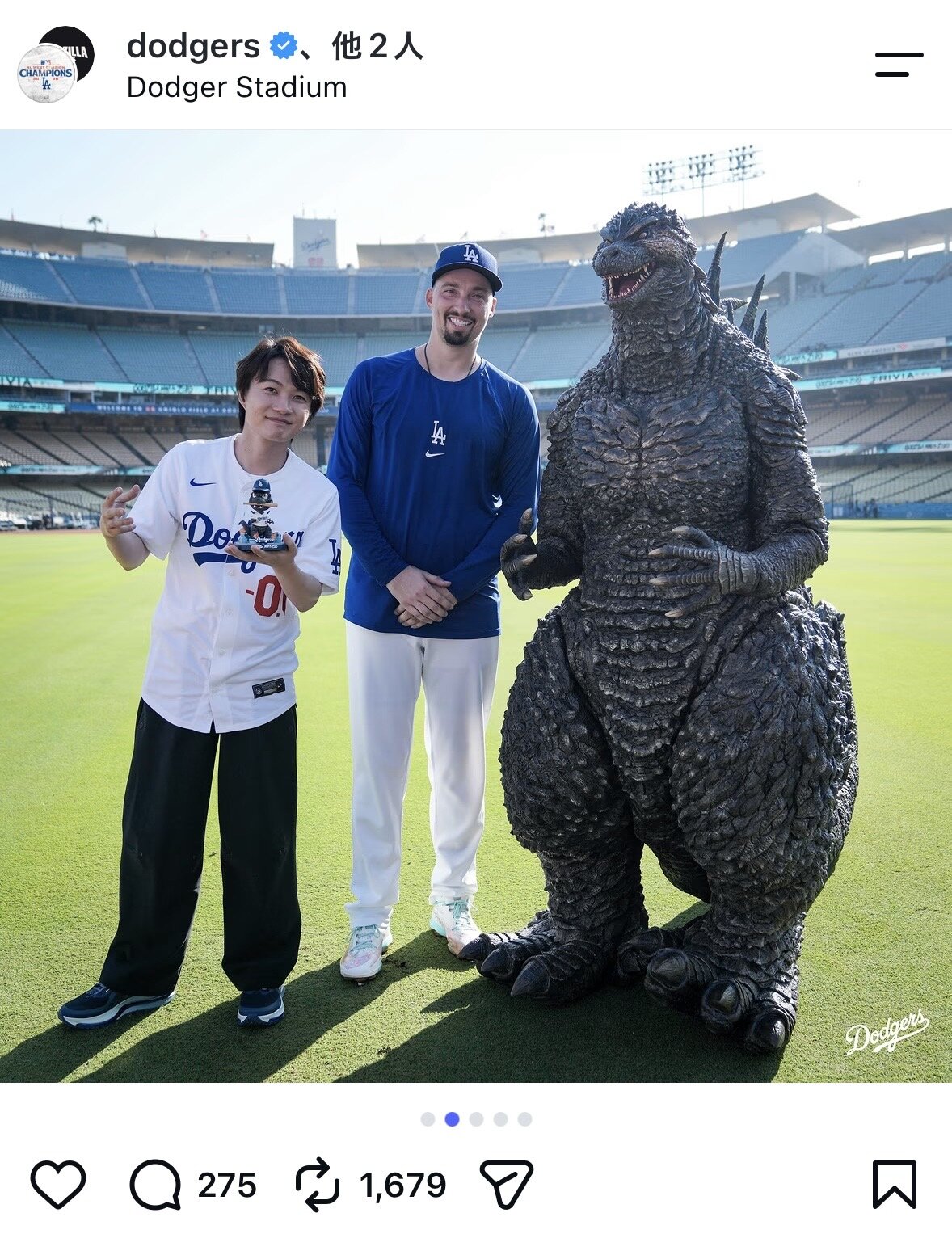 ドジャース公式インスタグラムにアップされた左から俳優神木隆之介、ドジャースのブレーク・スネル、ゴジラの3ショット