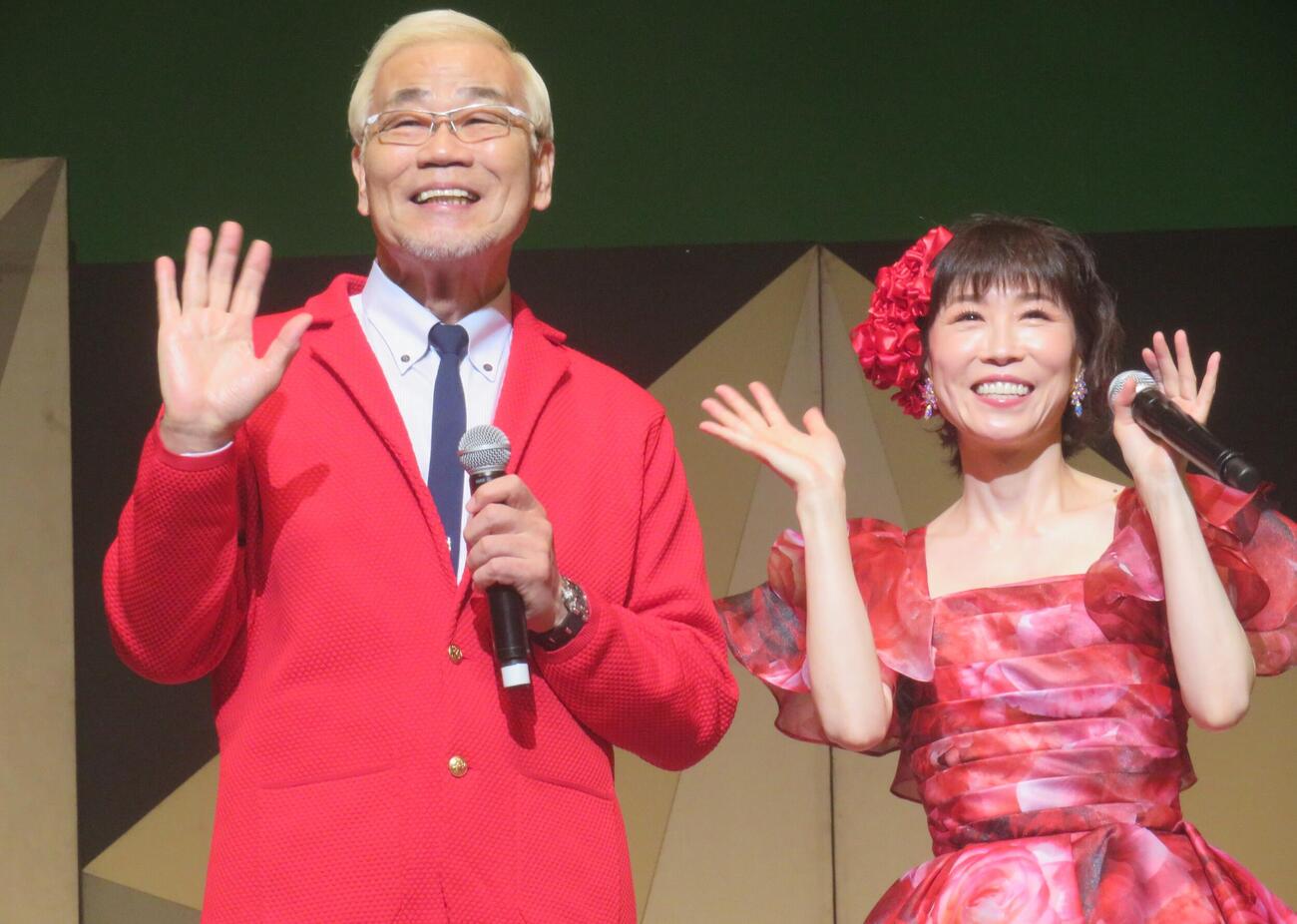 「夢洲ブルース」をデュエットしたオール巨人と水森かおり（撮影・松本久）