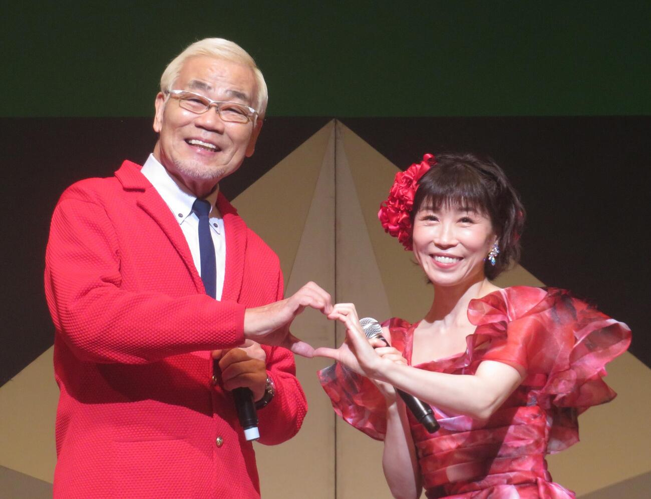「夢洲ブルース」をデュエットしたオール巨人と水森かおり（撮影・松本久）