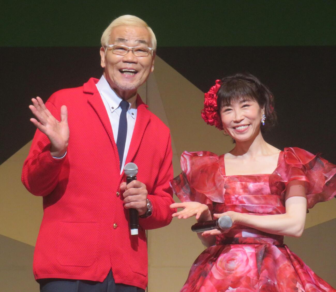 「夢洲ブルース」をデュエットしたオール巨人と水森かおり（撮影・松本久）