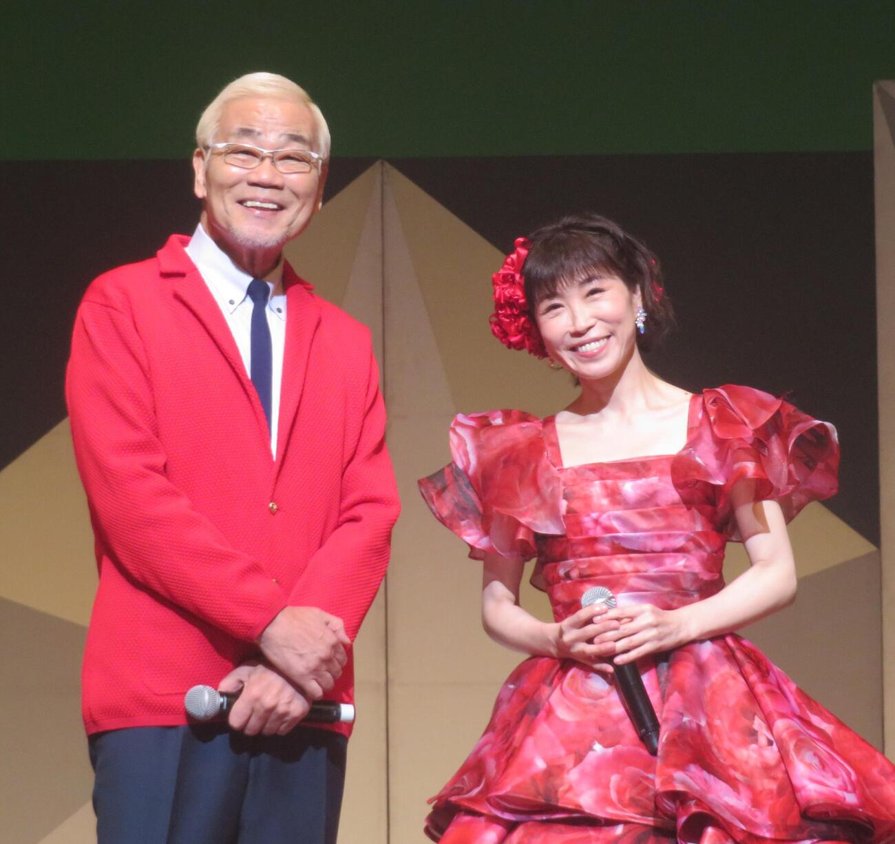 「夢洲ブルース」をデュエットしたオール巨人と水森かおり（撮影・松本久）