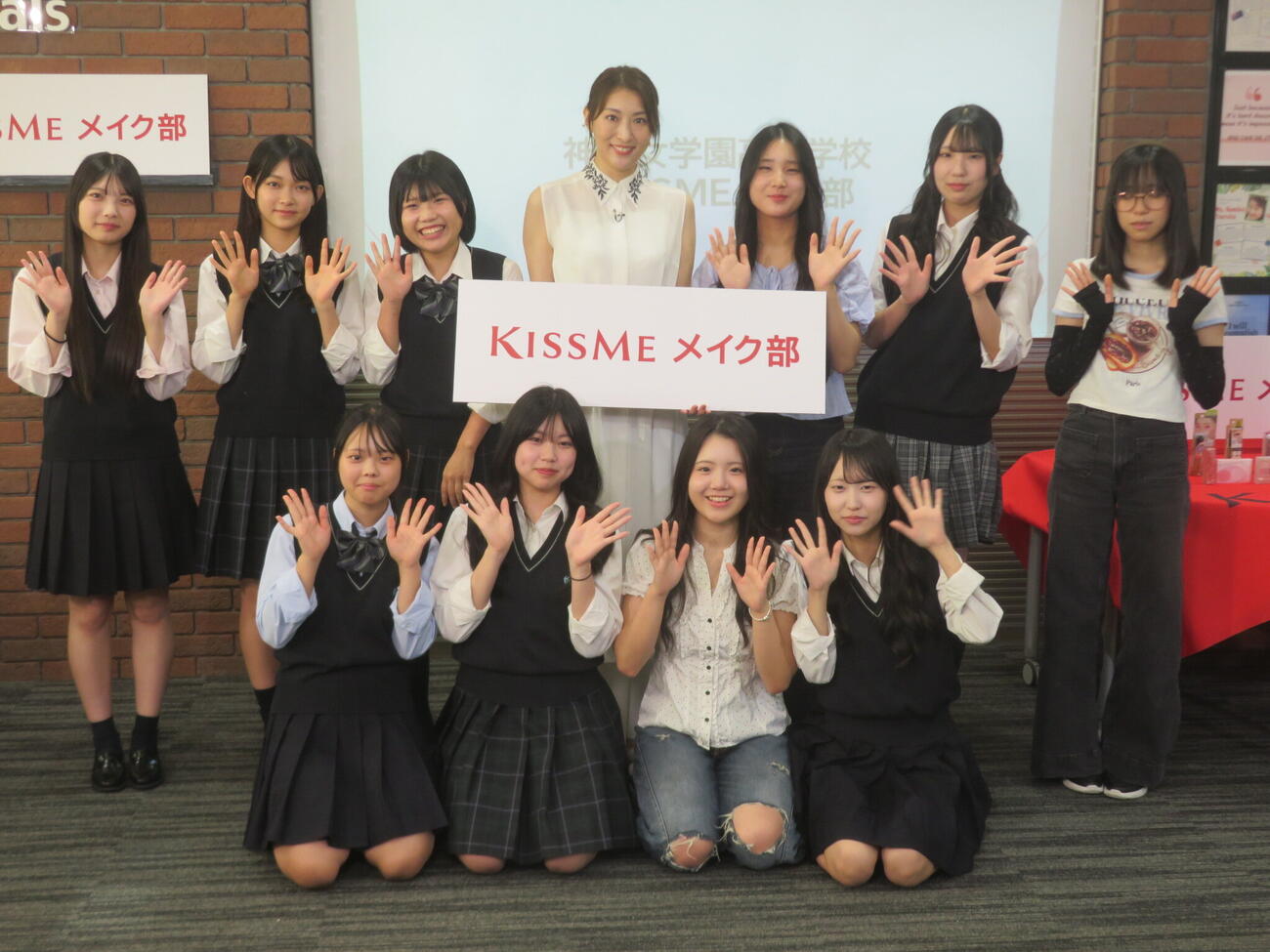 「KissMeメイク部」特別イベント参加の女子高校生たちと写真に収まる珠城りょう（後列中央）（撮影・川田和博）