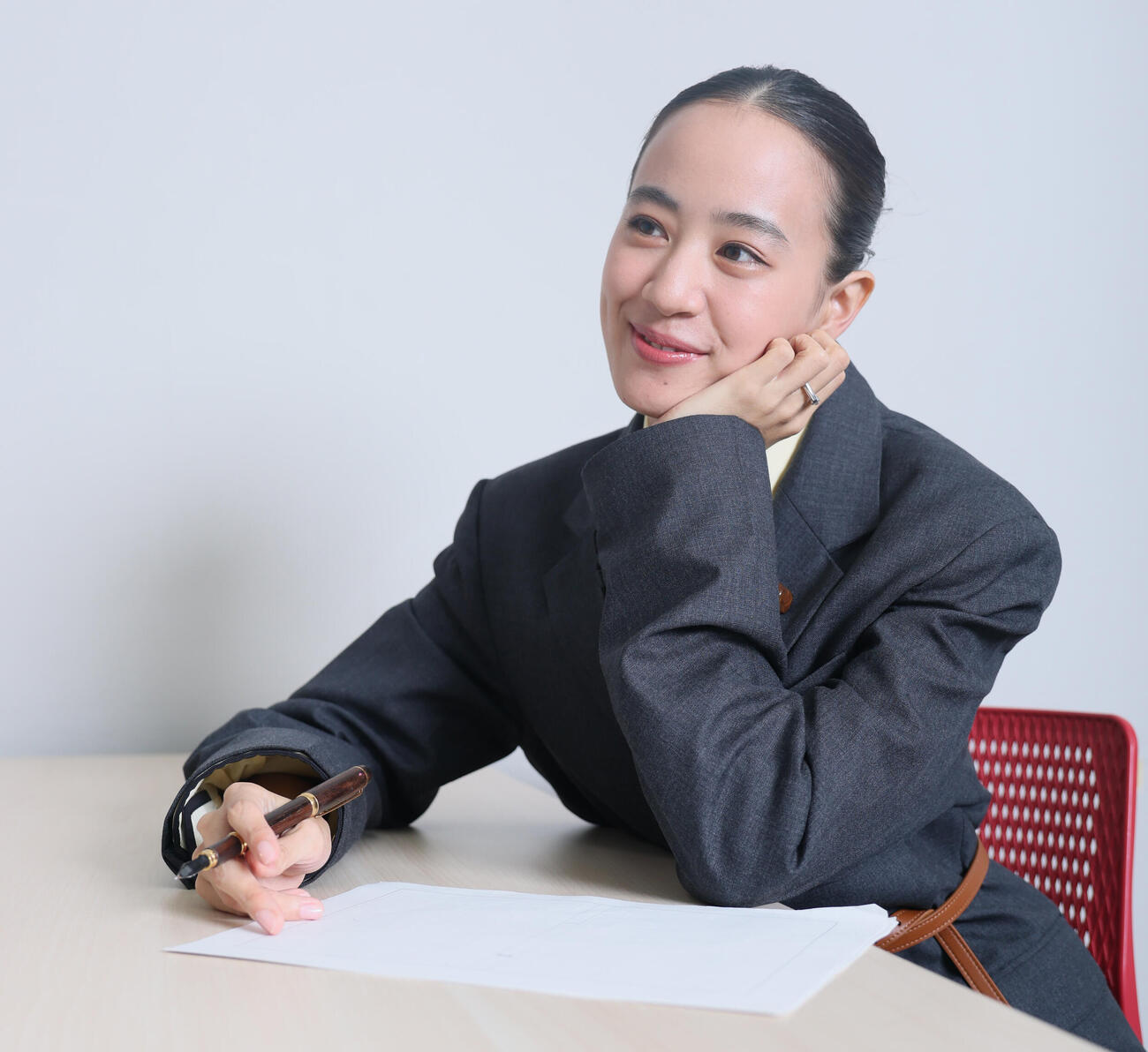NHK朝ドラ「ブラッサム」の主演が決まり万年筆を手に考え込む石橋静河（撮影・水谷安孝）