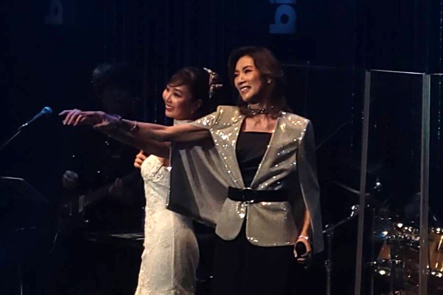 “あこがれの人”真琴つばさ（右）をスペシャルゲストに招いてビルボードライブツアーを開催した妃海風