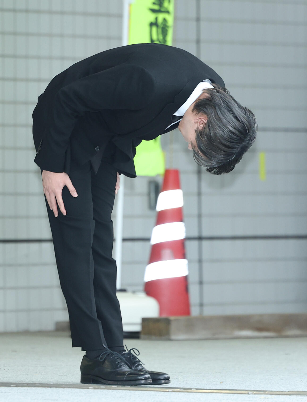 深々と頭を下げるtimelesz猪俣周杜（撮影・河田真司）