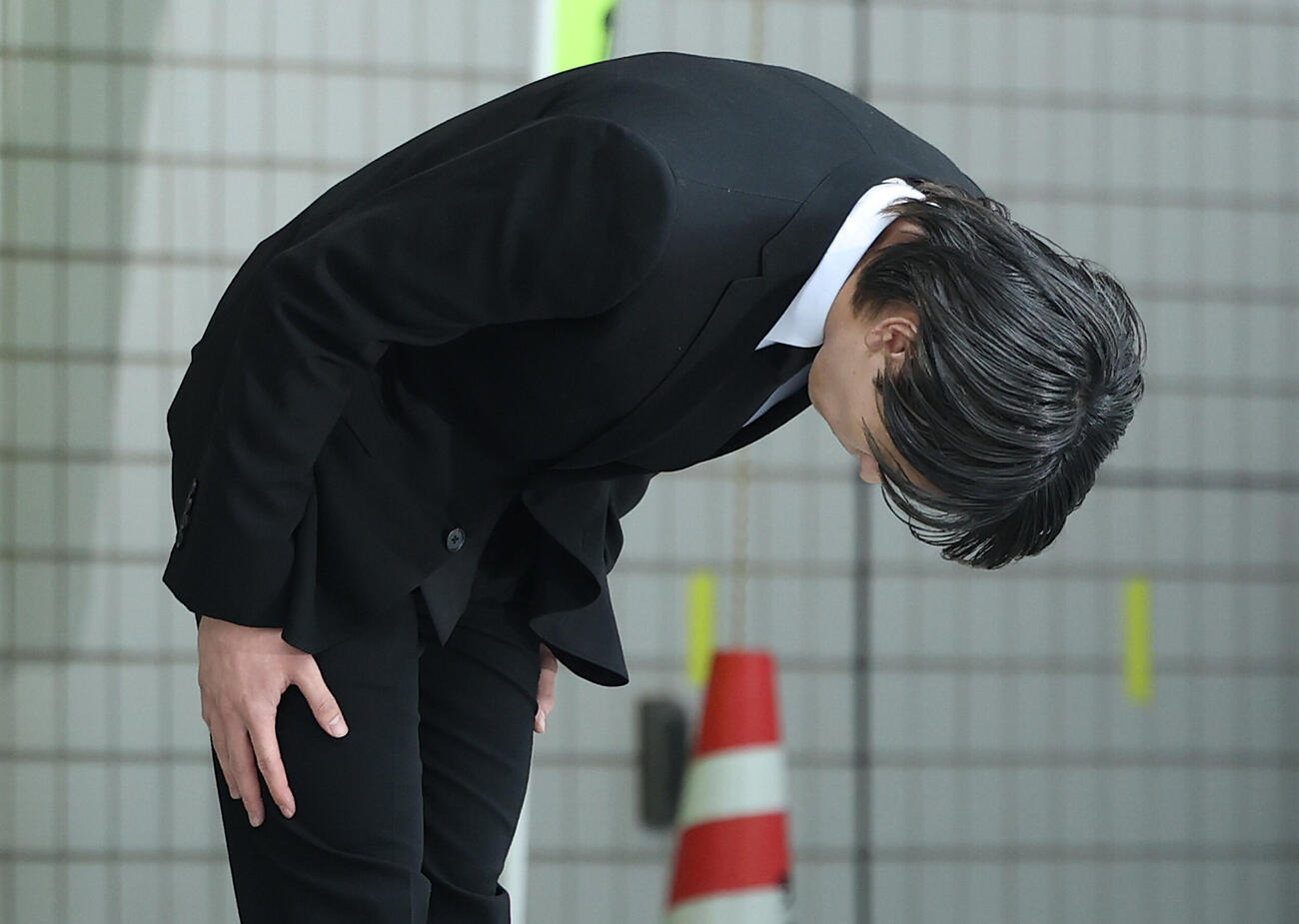 深々と頭を下げるtimelesz猪俣周杜（撮影・河田真司）
