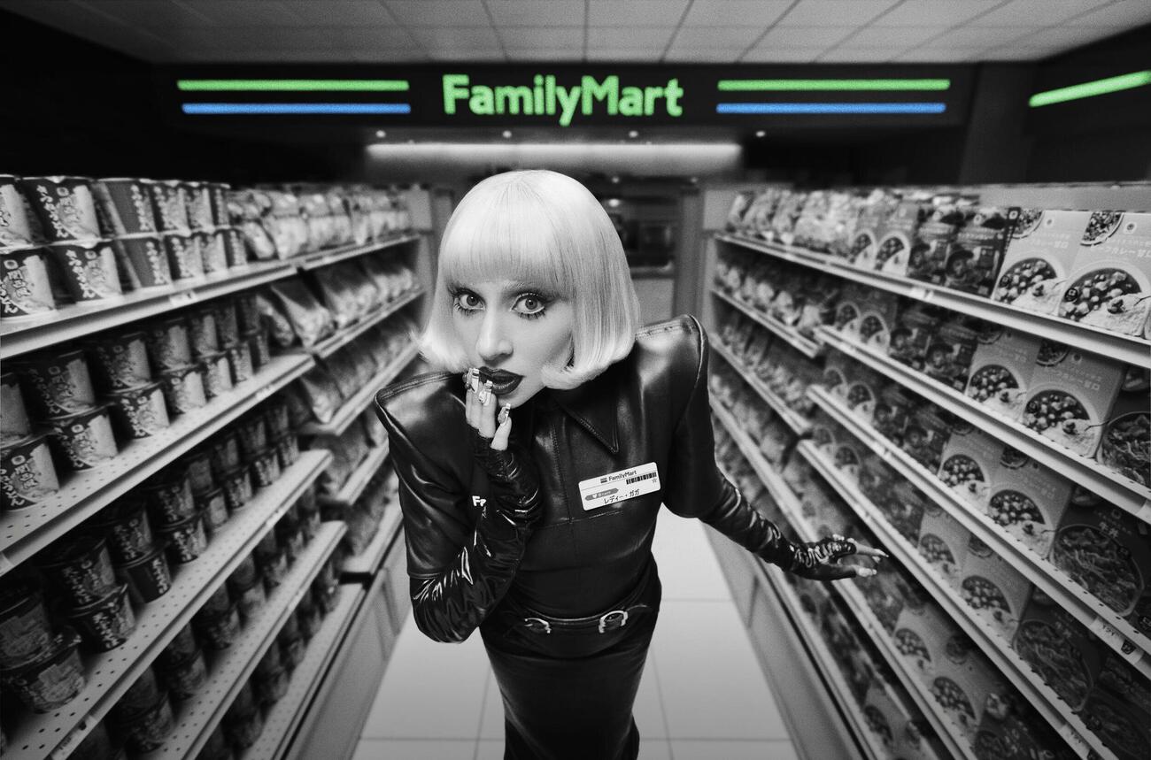 ファミリーマートの新TVCMに出演するレディー・ガガ