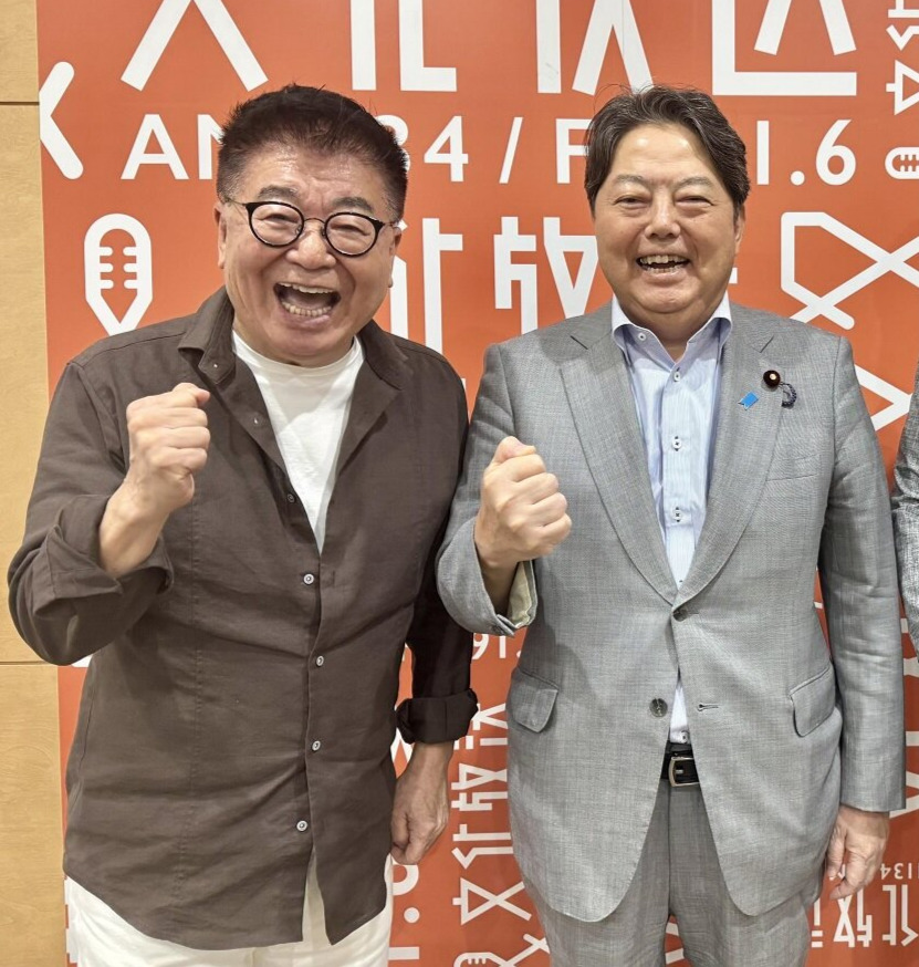 生島ヒロシ（左）と林芳正前総務相