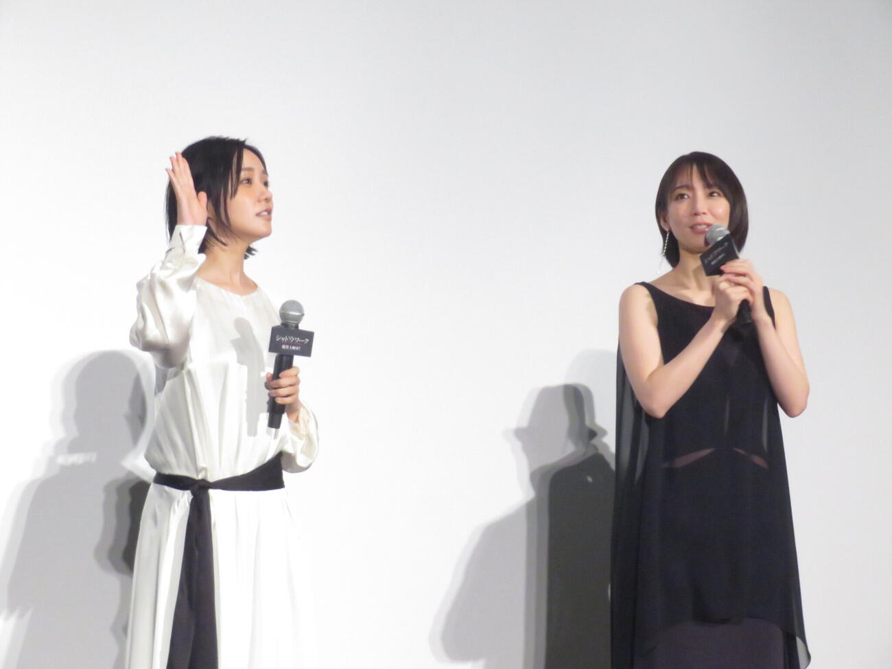 映画「シャドウワーク」の公開記念舞台あいさつを行った吉岡里帆（右）と奈緒