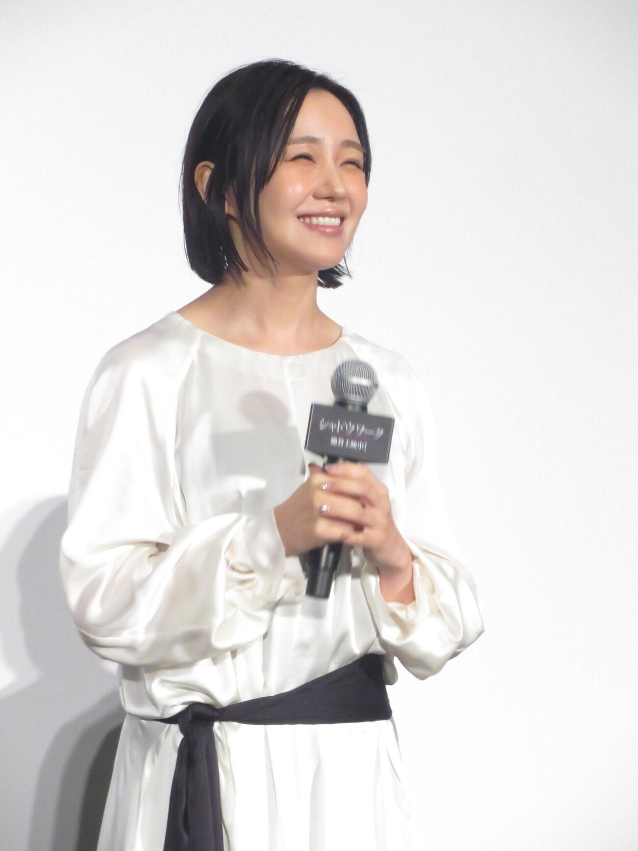 映画「シャドウワーク」の公開記念舞台あいさつを行った奈緒