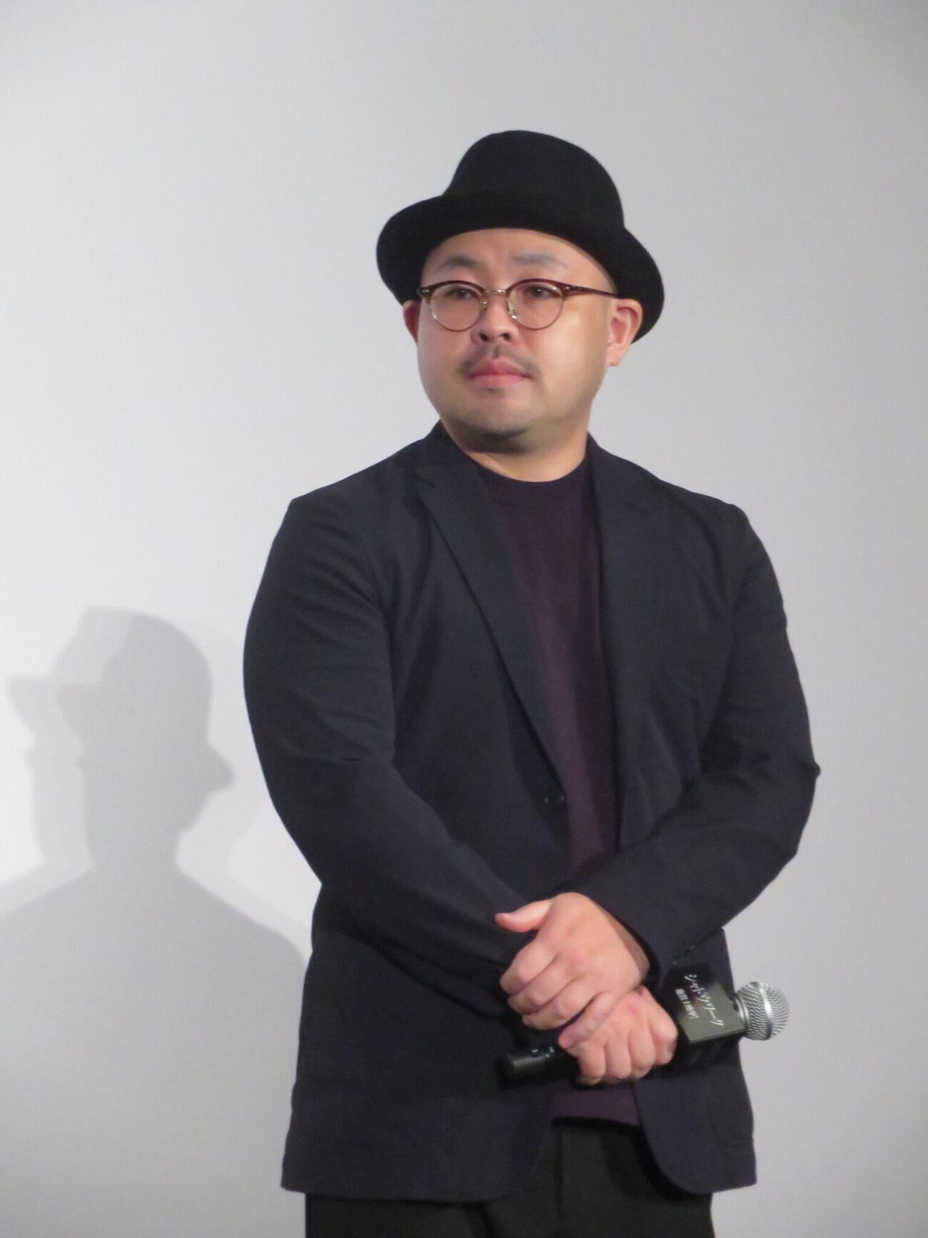 映画「シャドウワーク」の公開記念舞台あいさつを行った吉野竜平監督