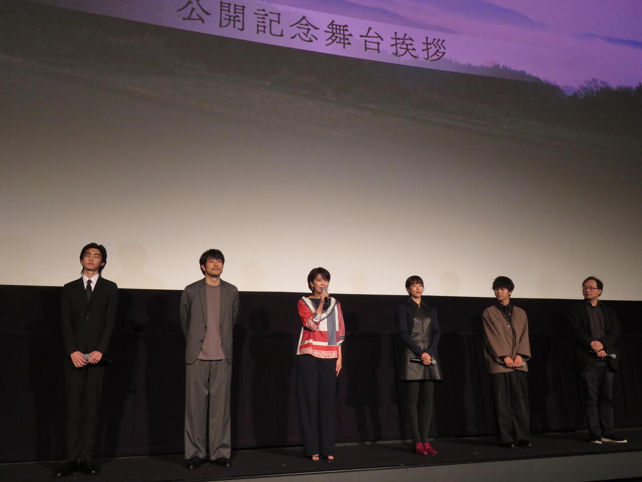 映画「ナギダイアリー」公開記念舞台あいさつに登壇した、左から藤原聖、松山ケンイチ、松たか子、石橋静河、川口和空、深田晃司監督（撮影・村上幸将）