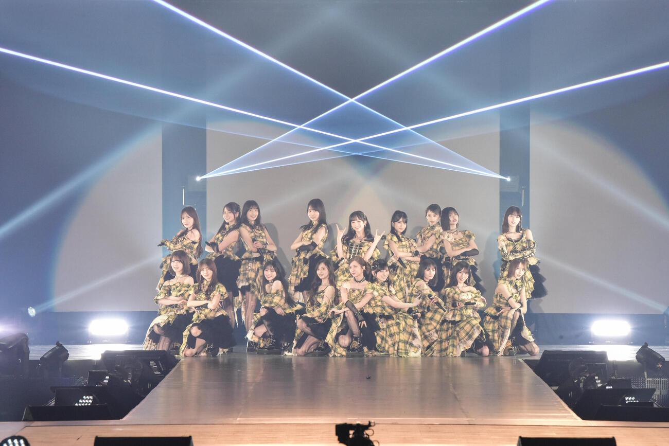 パフォーマンスする乃木坂46（（C）Rakuten GirlsAward 2026 AUTUMN／WINTER）