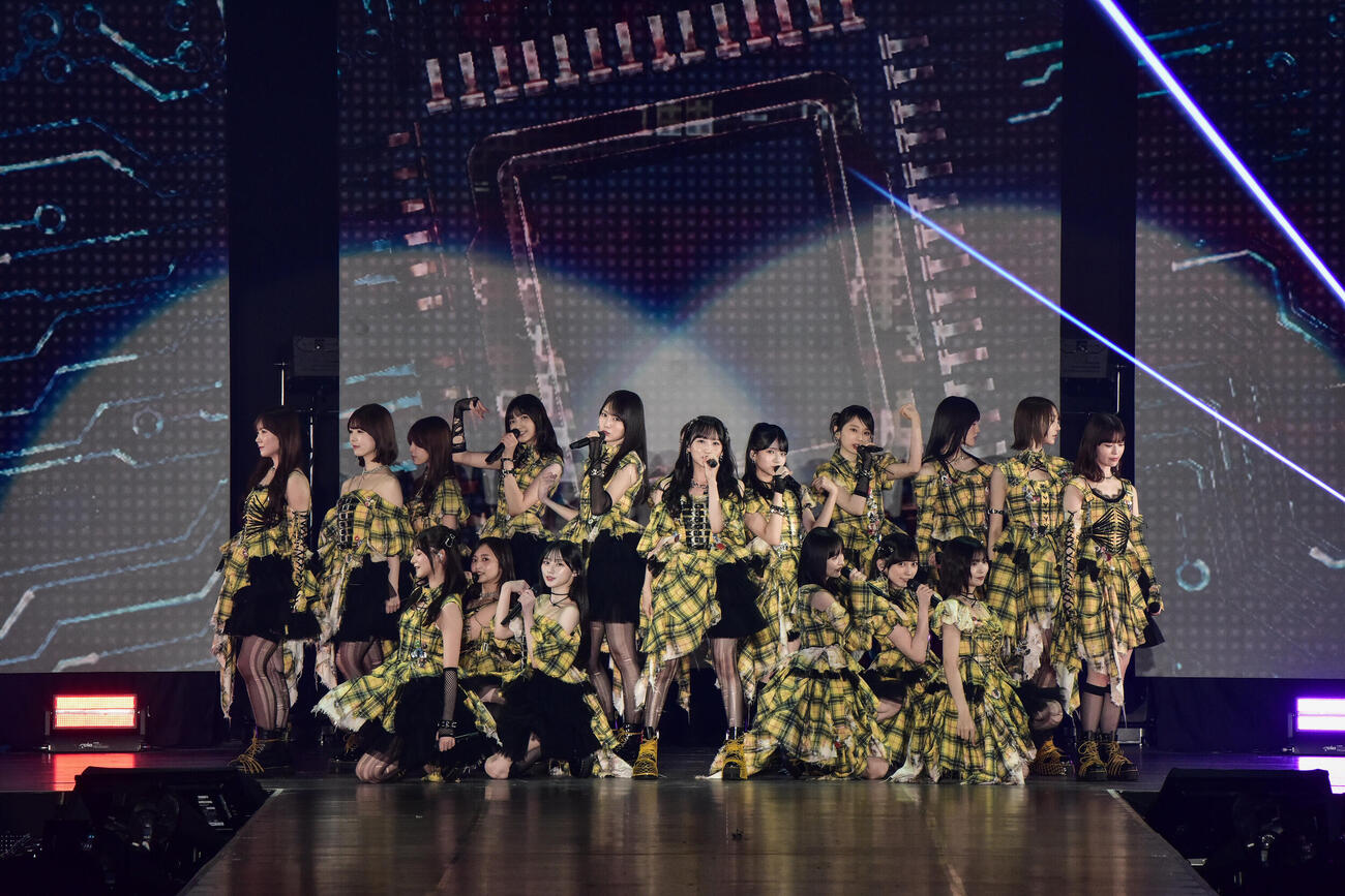 パフォーマンスする乃木坂46（（C）Rakuten GirlsAward 2026 AUTUMN／WINTER）