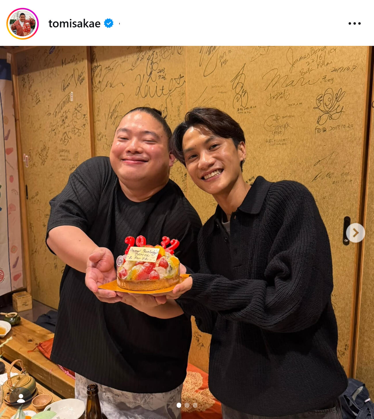 ドラムとチョッキーの2ショット（富栄ドラムのインスタグラムから）
