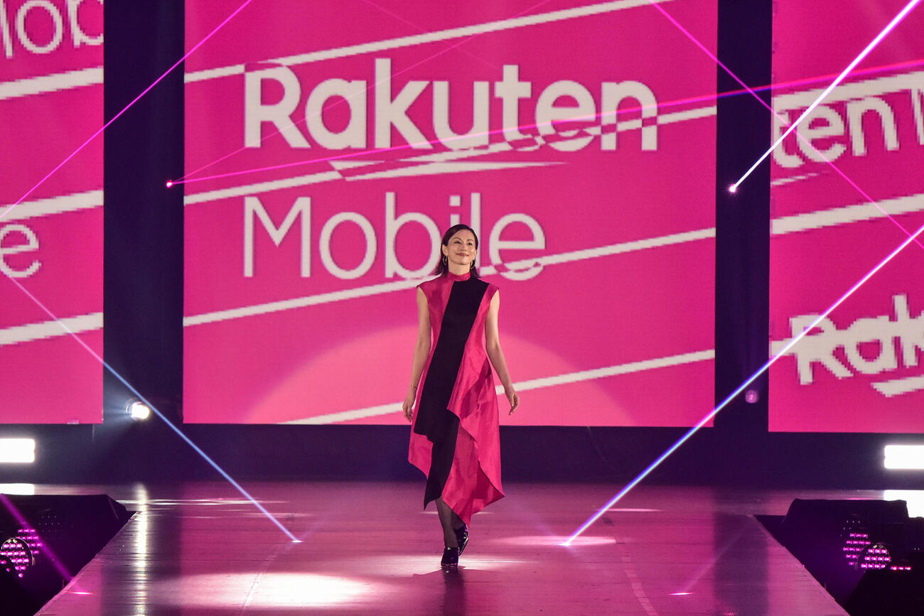 楽天モバイルスペシャルステージでランウェーを歩く米倉涼子（（C）Rakuten GirlsAward 2026 AUTUMN／WINTER）