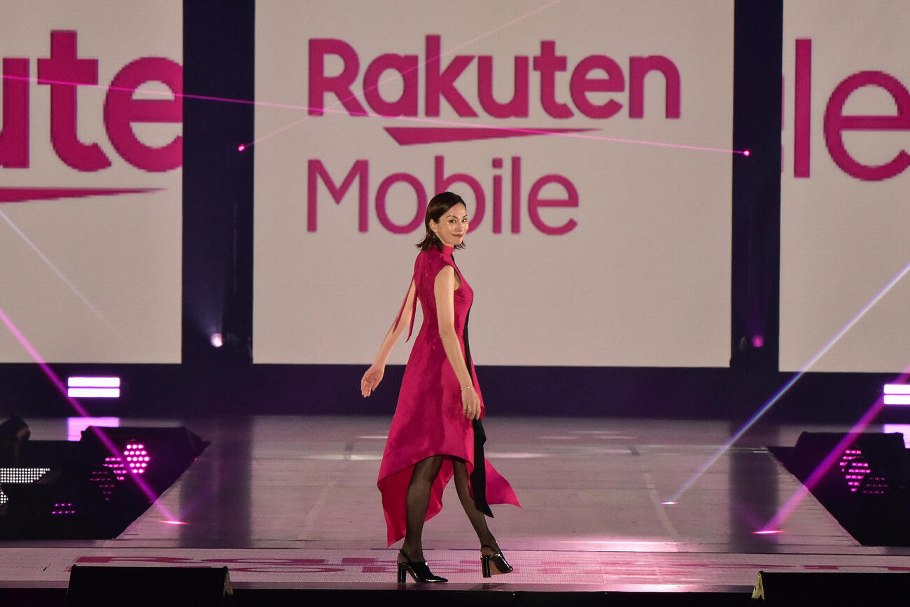 楽天モバイルスペシャルステージでランウェーを歩く米倉涼子（（C）Rakuten GirlsAward 2026 AUTUMN／WINTER）