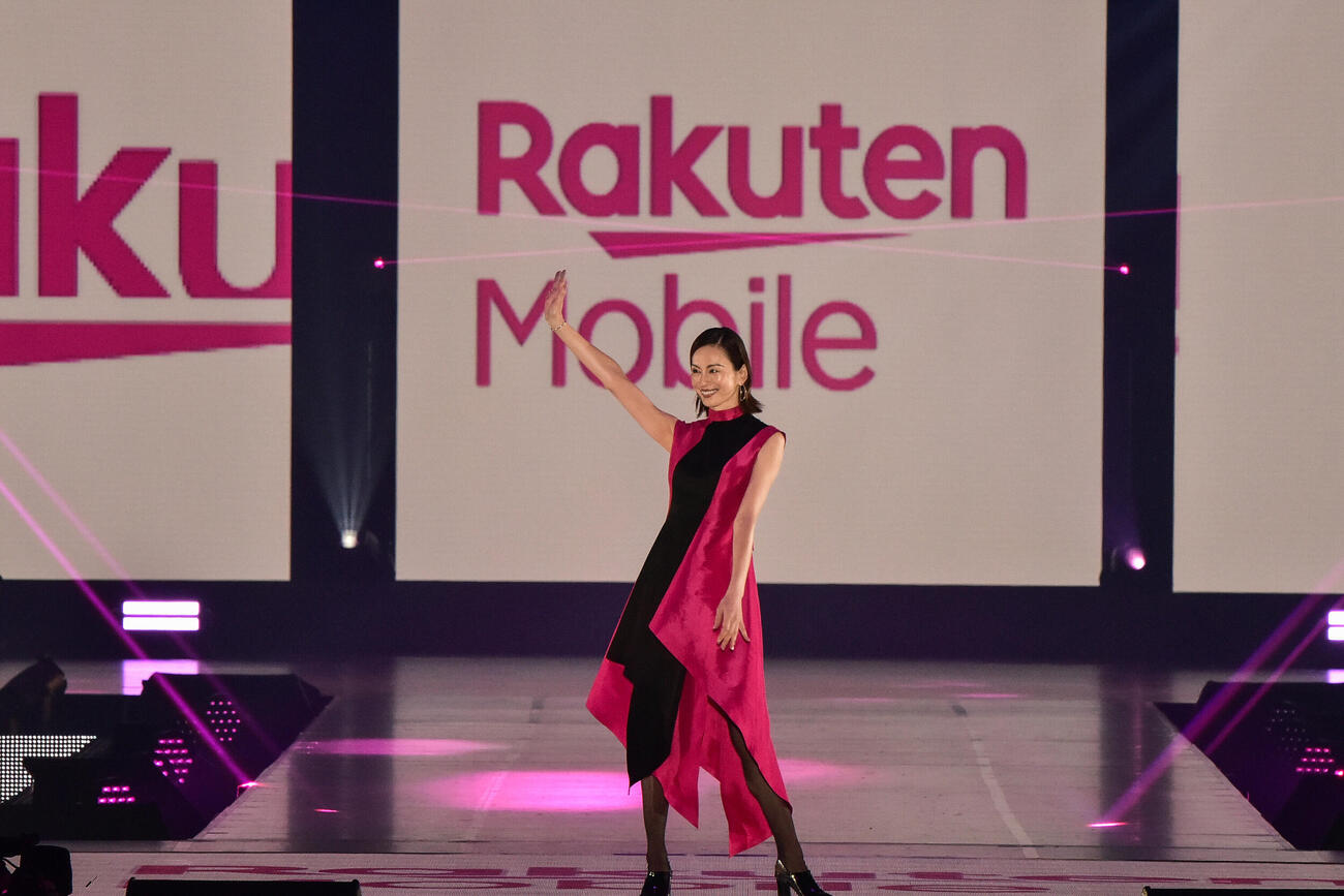 楽天モバイルスペシャルステージでランウェーを歩く米倉涼子（（C）Rakuten GirlsAward 2026 AUTUMN／WINTER）