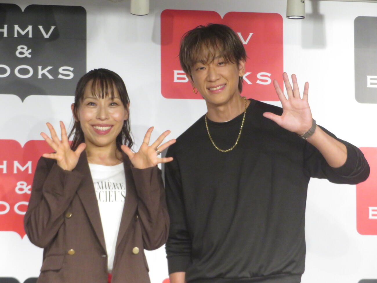 「NEWS小山慶一郎×みきママの超簡単おうちごはんレシピ　小山姉弟の食卓」発売記念イベントで初姉弟共演を果たしたみきママ（左）と小山慶一郎（撮影・川田和博）
