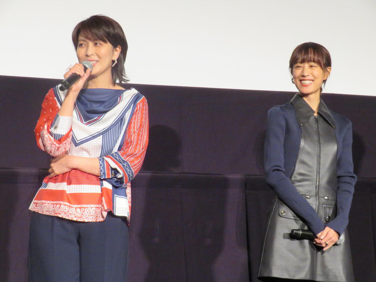 映画「ナギダイアリー」公開記念舞台あいさつに登壇した松たか子（左）と石橋静河（撮影・村上幸将）