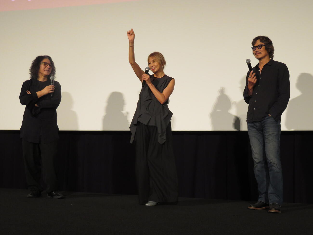 映画「undo」＋「PICNIC」4Kリマスター公開記念舞台あいさつに登壇した、左から岩井俊二監督、山口智子、豊川悦司（撮影・村上幸将）