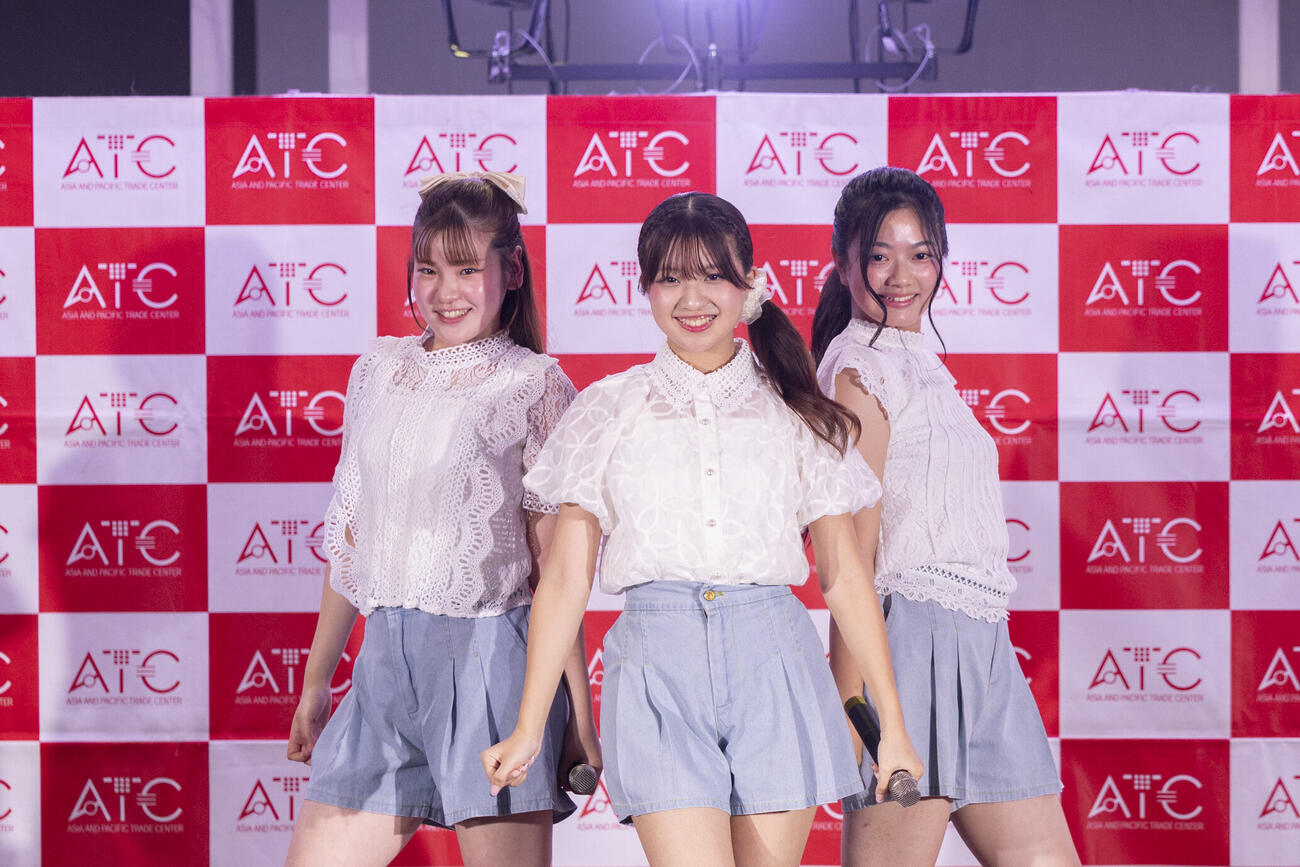 「ATCポップカルチャー学園」に出演したMilky Flower、左から、三宅百江、陽愛、室谷ののか
