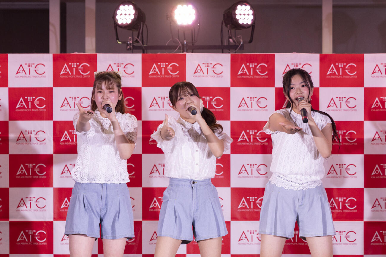 「ATCポップカルチャー学園」に出演したMilky Flower、左から、三宅百江、陽愛、室谷ののか