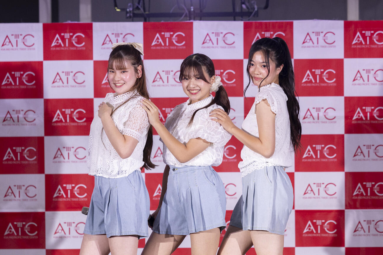 「ATCポップカルチャー学園」に出演したMilky Flower、左から、三宅百江、陽愛、室谷ののか