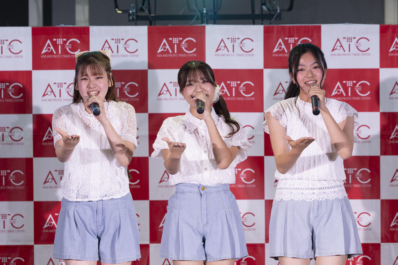 「ATCポップカルチャー学園」に出演したMilky Flower、左から、三宅百江、陽愛、室谷ののか