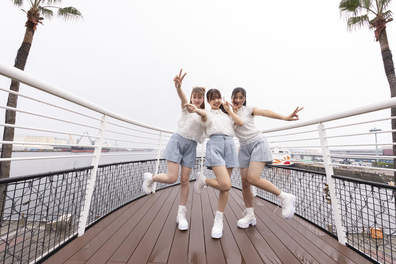 「ATCポップカルチャー学園」に出演したMilky Flower、左から、三宅百江、陽愛、室谷ののか