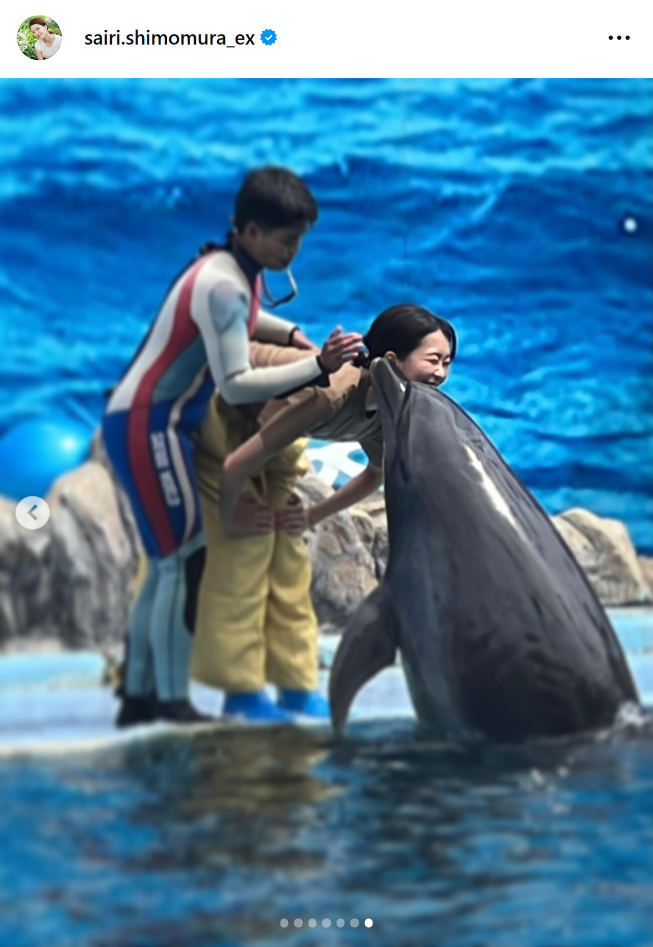 イルカにキスされる下村彩里アナ（テレ朝下村彩里アナのインスタグラムから）