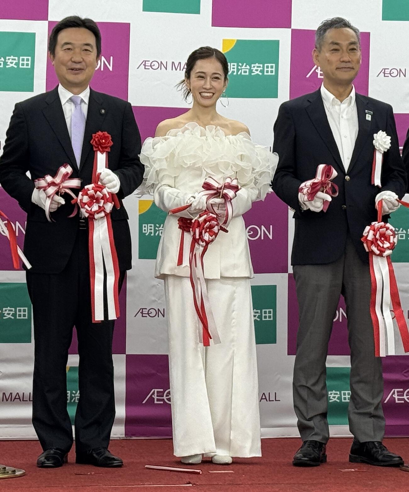 テープカットを行う前田敦子（中央）。左は宮本泰介習志野市長、右は明治安田の金澤善明常務