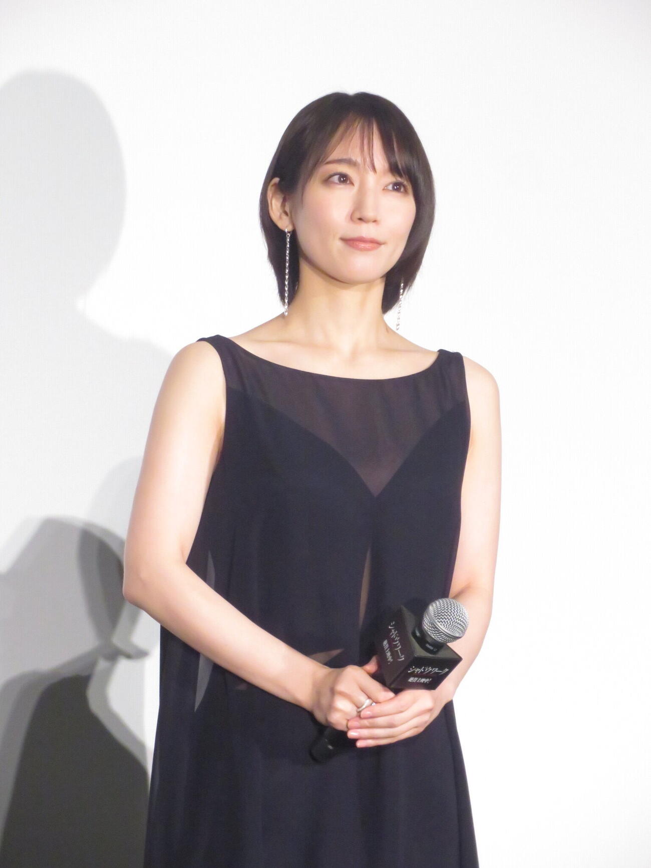 映画「シャドウワーク」の公開記念舞台あいさつを行った吉岡里帆