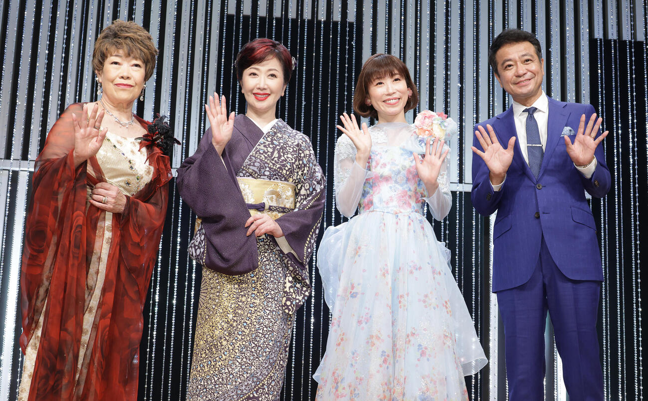 「中山秀征の有楽町で逢いまSHOW」の会見を行った、左から秋元順子、伍代夏子、水森かおり、中山秀征（撮影・中島郁夫）