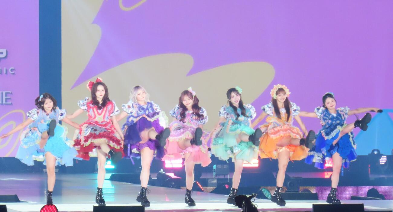 「Rakuten GirlsAward 2026 AUTUMN／WINTER」に出演したCANDY TUNE