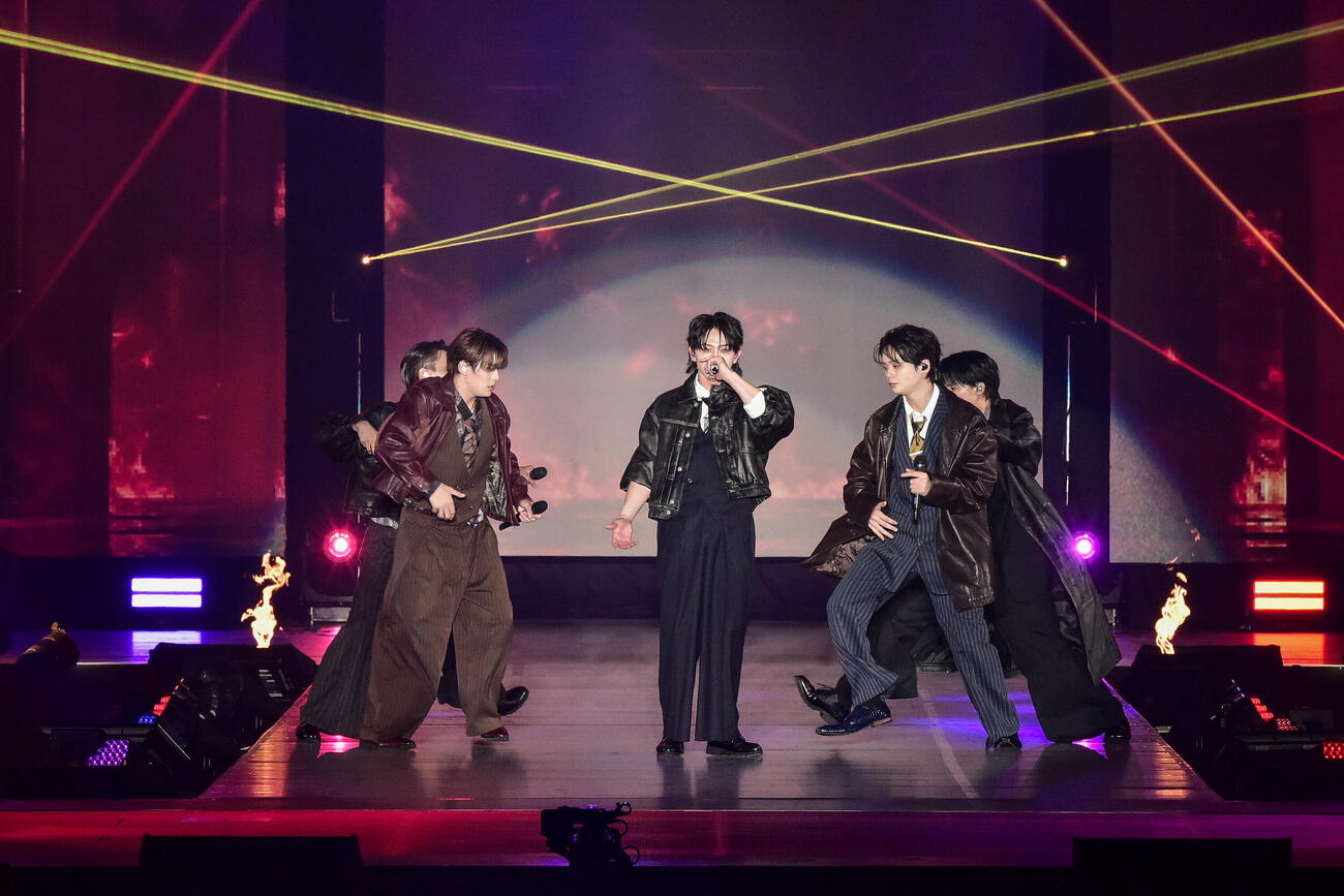 パフォーマンスするONE N’　ONLY（（C）Rakuten GirlsAward 2026 AUTUMN／WINTER）