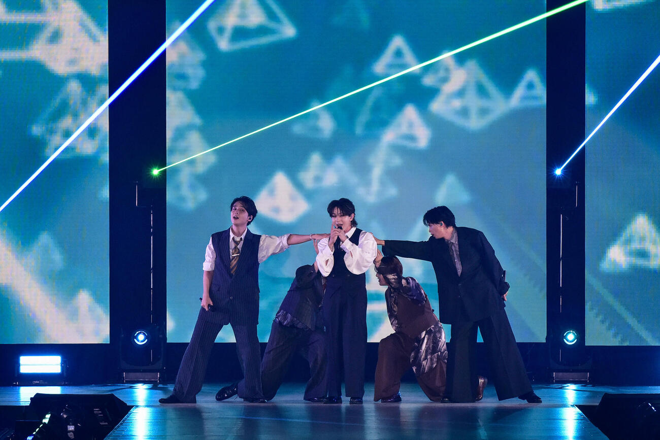 パフォーマンスするONE N’　ONLY（（C）Rakuten GirlsAward 2026 AUTUMN／WINTER）