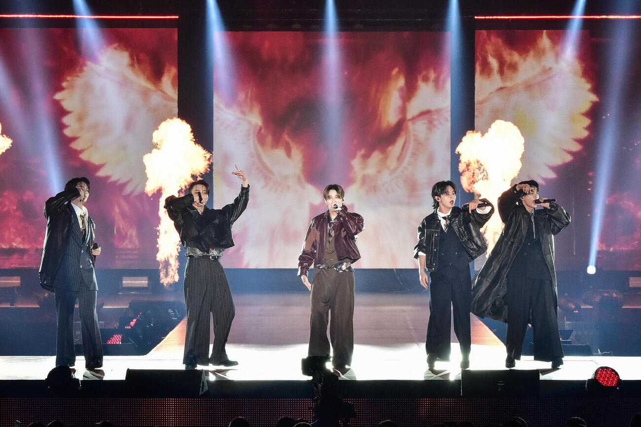 パフォーマンスするONE N’　ONLY（（C）Rakuten GirlsAward 2026 AUTUMN／WINTER）
