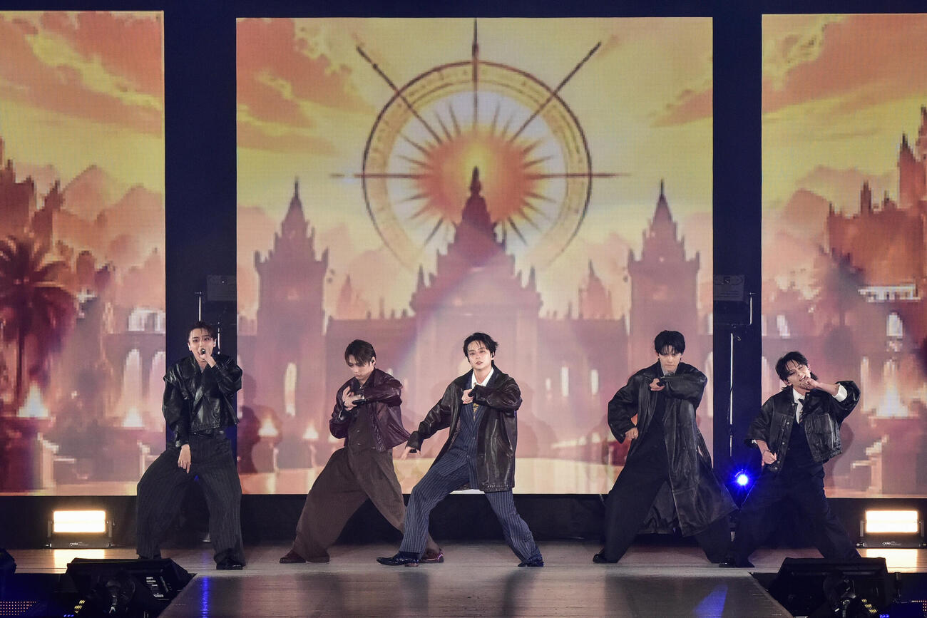 パフォーマンスするONE N’　ONLY（（C）Rakuten GirlsAward 2026 AUTUMN／WINTER）