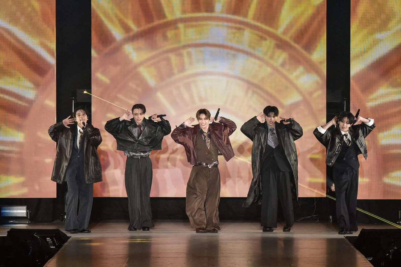 パフォーマンスするONE N’　ONLY（（C）Rakuten GirlsAward 2026 AUTUMN／WINTER）