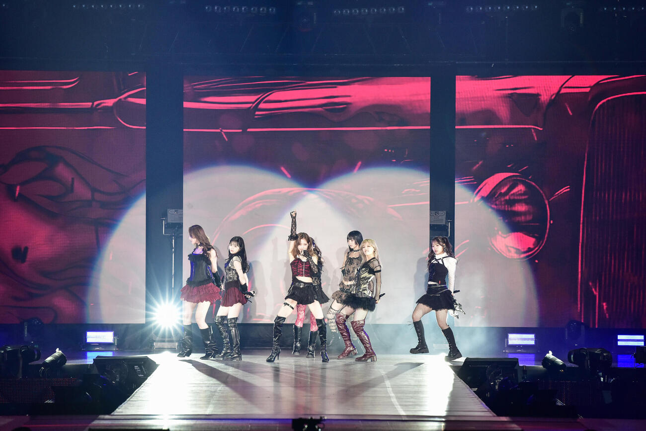 パフォーマンスするGirls²（（C）Rakuten GirlsAward 2026 AUTUMN／WINTER）