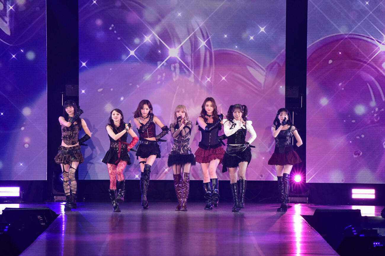 パフォーマンスするGirls²（（C）Rakuten GirlsAward 2026 AUTUMN／WINTER）