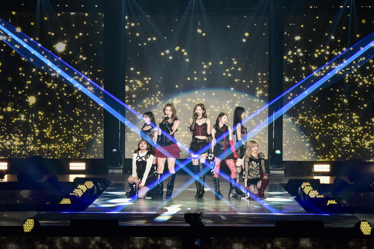 パフォーマンスするGirls²（（C）Rakuten GirlsAward 2026 AUTUMN／WINTER）