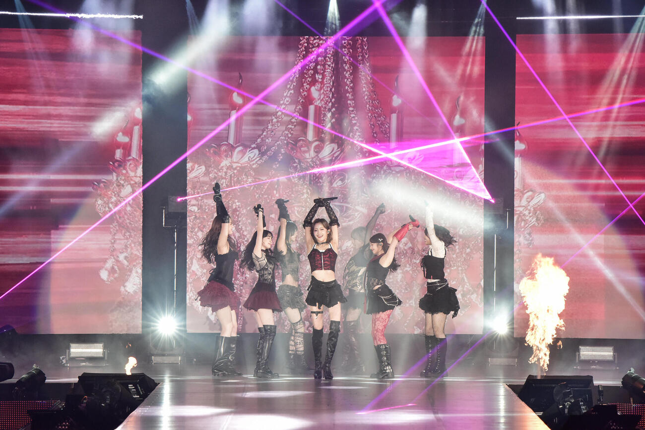 パフォーマンスするGirls²（（C）Rakuten GirlsAward 2026 AUTUMN／WINTER）