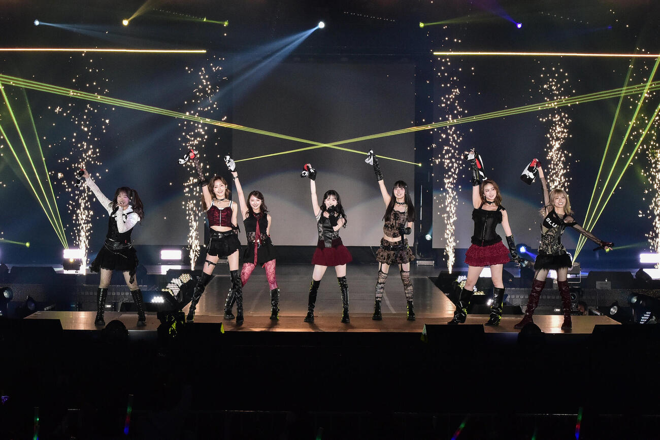 パフォーマンスするGirls²（（C）Rakuten GirlsAward 2026 AUTUMN／WINTER）